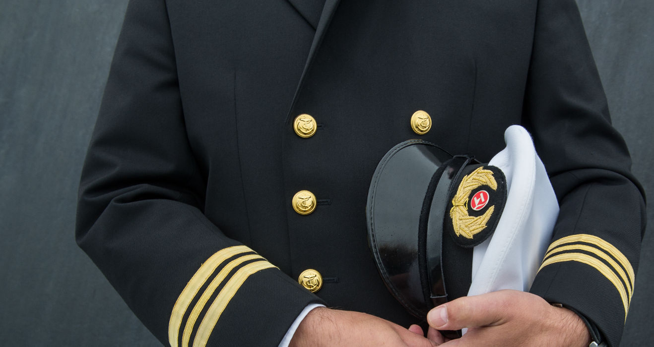 Kovové knoflíky na uniformě lodního kapitána